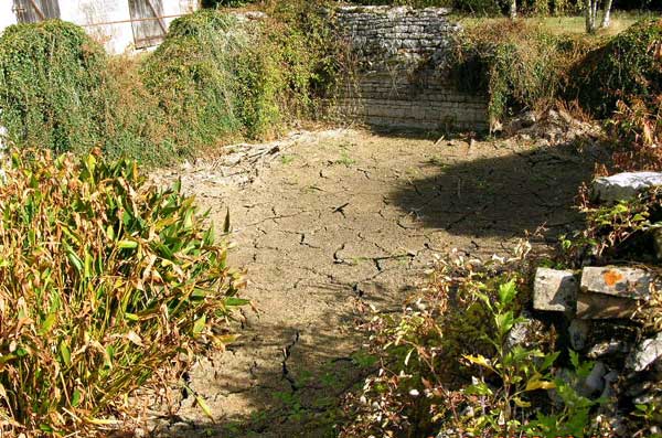 Photo.Farm.pond.dried.in.summer.France